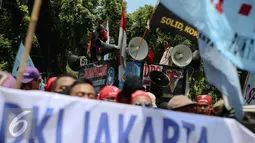 Ratusan buruh yang tergabung dalam Federasi Serikat Pekerja Metal Indonesia (FSPMI) menggelar aksi di Balaikota, Jakarta, Kamis (25/11). Dalam aksinya para buruh menuntut pencabutan PP Nomor 78 Tahun 2015 tentang pengupahan. (Liputan6.com/Faizal Fanani)