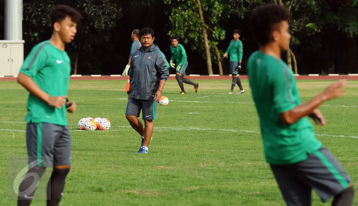 Pelatih Indra Sjafri (tengah) melihat latihan seleksi pemain Timnas Indonesia U-19 di lapangan Atang Sutresna, Jakarta, Kamis (23/3). 35 pesepakbola muda Indonesia mengikuti latihan seleksi Timnas U-19. (Liputan6.com/Helmi Fithriansyah)
