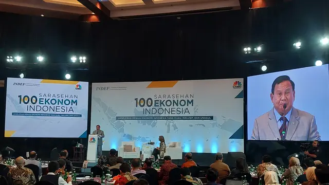 Bakal Calon Presiden dari Koalisi Indonesia Maju Prabowo Subianto dalam Sarasehan 100 Ekonom Indonesia, di Jakarta, Rabu (8/11/2023). (Arief/Liputan6.com)