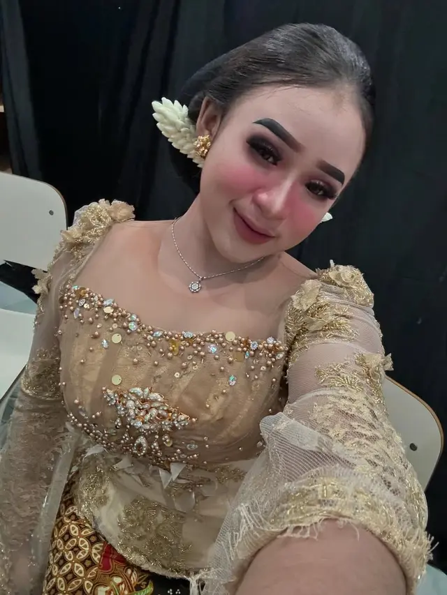 Potret Langka Niken Salindri Pakai Baju Renang. (instagram/niken_salindry_reall)