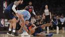Pemain Oklahoma City Thunder, Josh Huestis jatuh saat berebut bola dengan pemain Los Angeles Lakers, Brook Lopez pada laga NBA basketball game di Staples Center, Los Angeles, (3/1/2018). Lakers kalah 96-133. (AP/Jae C. Hong)