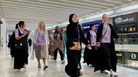 Para perempuan berolahraga di sebuah mal di ibu kota Saudi, Riyadh, pada 15 Oktober 2023. Sudah lama populer di Amerika Serikat, negara yang juga fokus pada mobil dan memiliki masalah obesitas, jalan-jalan di mal kini semakin menjadi olahraga di Arab Saudi. (Dok: Haitham El-Tabei / AFP)