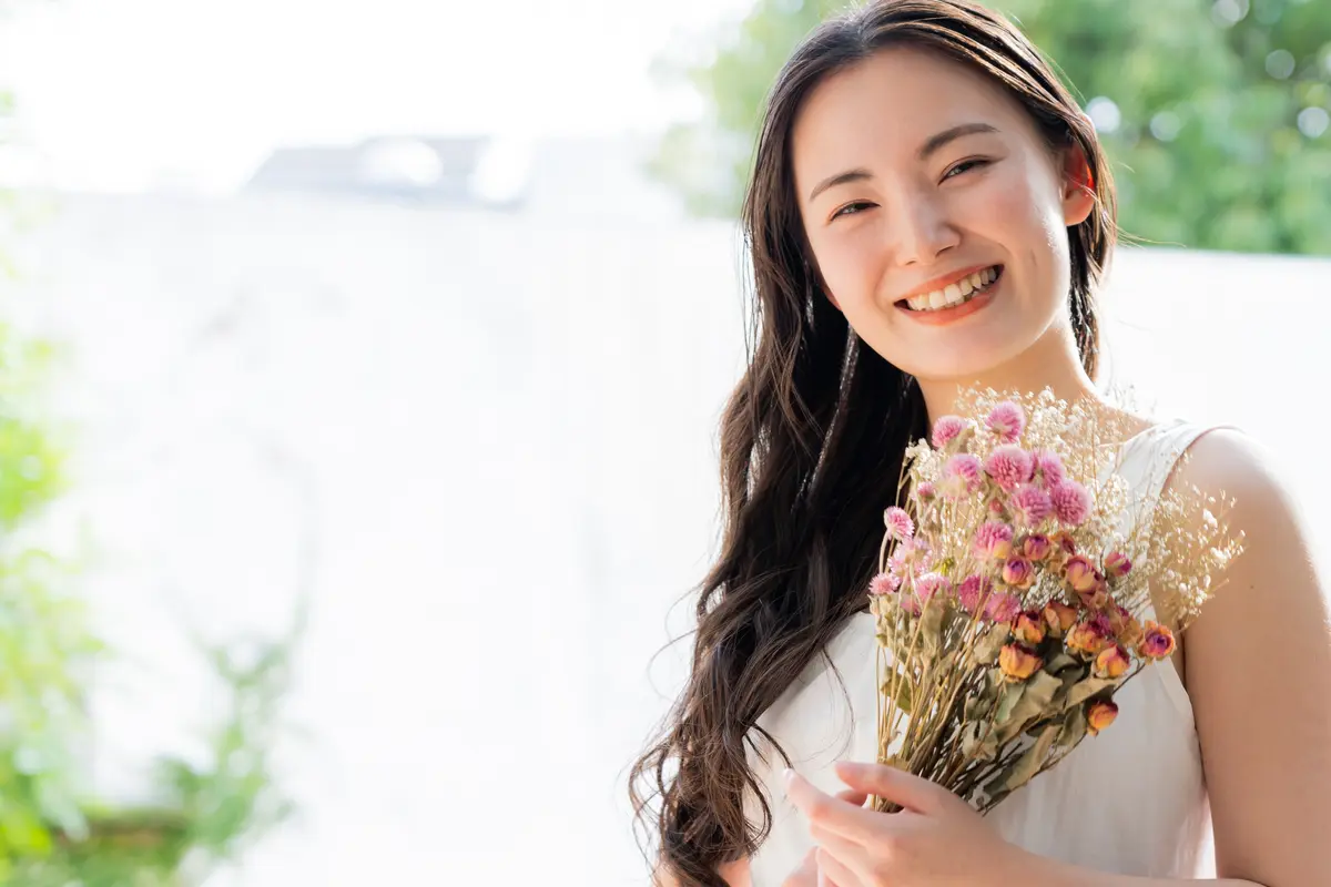 wanita april pegang bunga