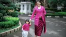 Kahiyang Ayu Istri walikota Medan tampak mengenakan kebaya kutu baru warna magentadengan selendang dan kain bawahan serupa. Serasi dengan sang anak. @ayanggkahiyang