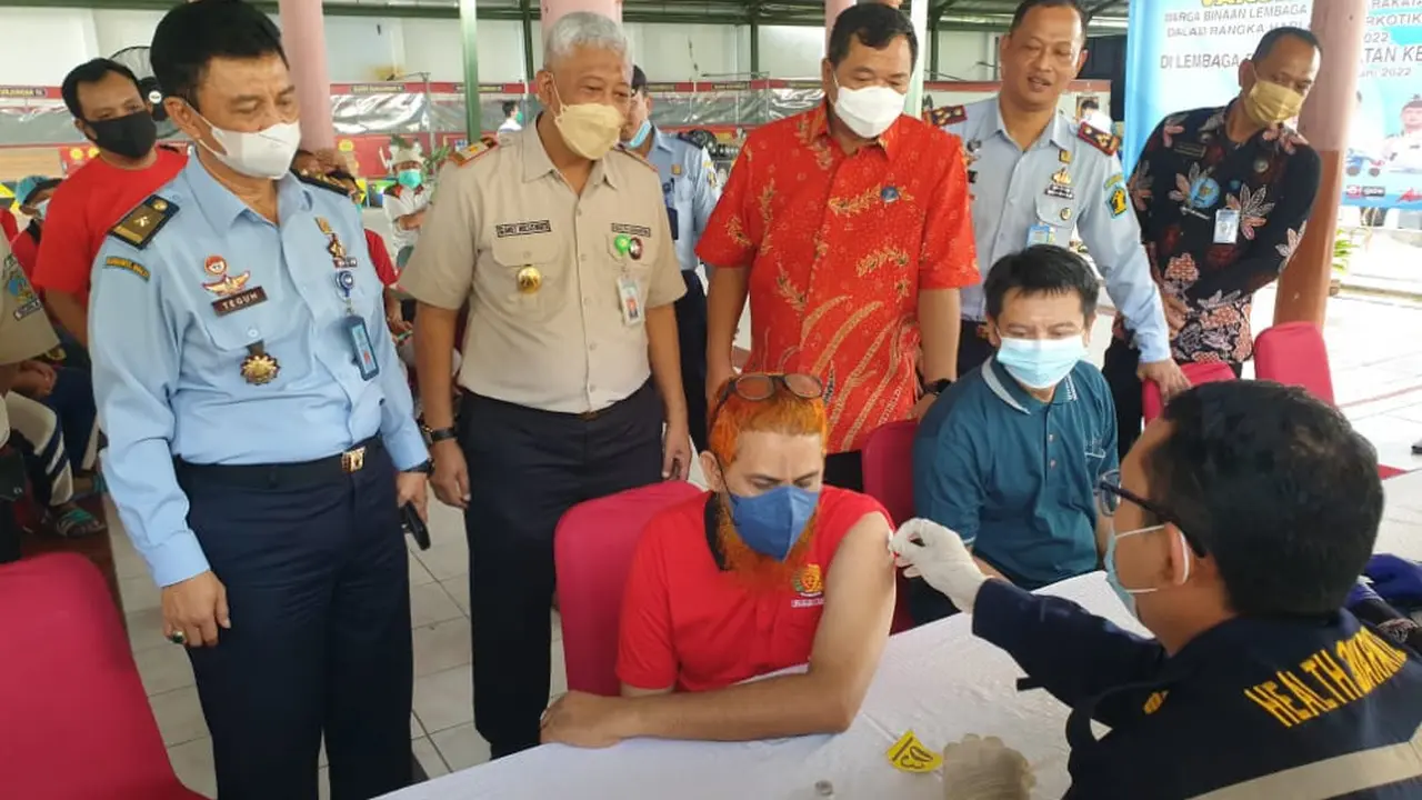 Vaksinasi booster di Lapas Surabaya. (Dian Kurniawan/Liputan6.com)