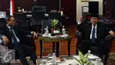  Ketua MPR Zulkifli Hasan (kiri) saat menerima kunjungan Ketua Presidium ICMI Jimly Asshiddiqie di Gedung Nusantara III, Jakarta, Selasa (3/4). Pertemuan tersebut dalam rangka silahturahmi dan mengundang Ketua MPR dalam ICMI. (Liputan6.com/Johan Tallo)
