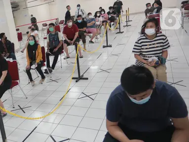 Warga divaksin Covid-19 di Balai Warga  Apartemen Gading Mediterania Residence (MGR) Kelapa Gading, Jakarta, Kamis (17/6/2021). Vaksin massal dengan target 1.000 penghuni selama dua hari untuk mencegah penyebaran Covid-19. (Liputan6.com/Fery Pradolo)