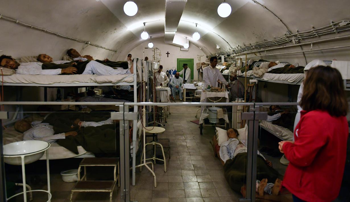 Sebuah ruangan rumah sakit dengan patung lilin di Rock Nuclear Bunker Museum, Budapest, Hungaria, 14 Oktober 2022. NATO sudah memulai latihan nuklir tahunannya yang telah lama direncanakan di wilayah barat laut Eropa di saat ketegangan meningkat terkait perang di Ukraina dan ancaman Presiden Vladimir Putin untuk menggunakan segala cara guna mempertahankan wilayah Rusia. (AP Photo/Anna Szilagyi, File)