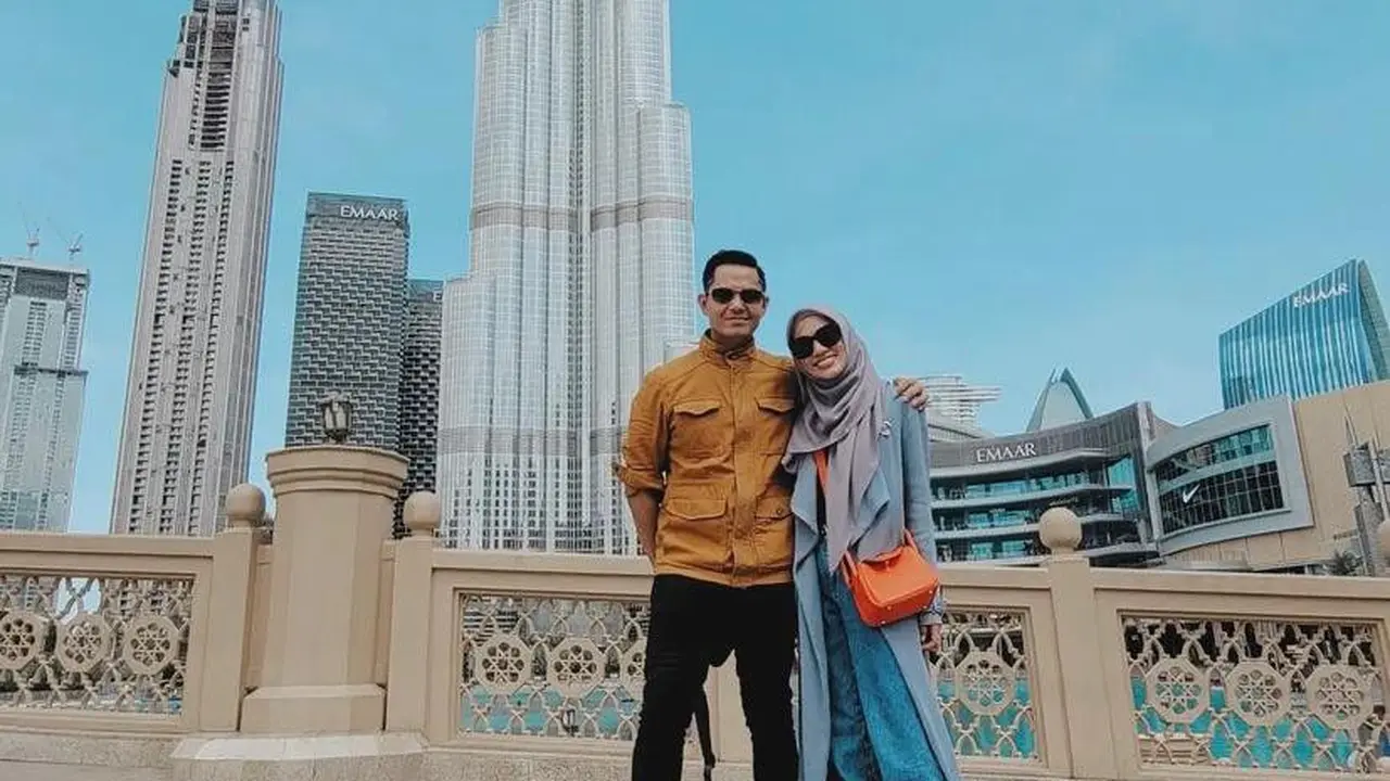 10 Gaya Hijab Kasual Alyssa Soebandono Liburan Bareng Dude Harlino dan Anak Keliling Eropa