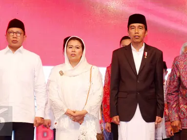 Presiden Joko Widodo (tengah) didampingi Yenny Wahid, Menag Lukman Hakim Saifuddin dan Mantan Wapres Boediono saat menghadiri Haul Gus Dur ke 7 dan Peringatan Maulid Nabi Muhammad SAW di Ciganjur, Jakarta, Sabtu (23/12). (Liputan6.com/Gempur M Surya)