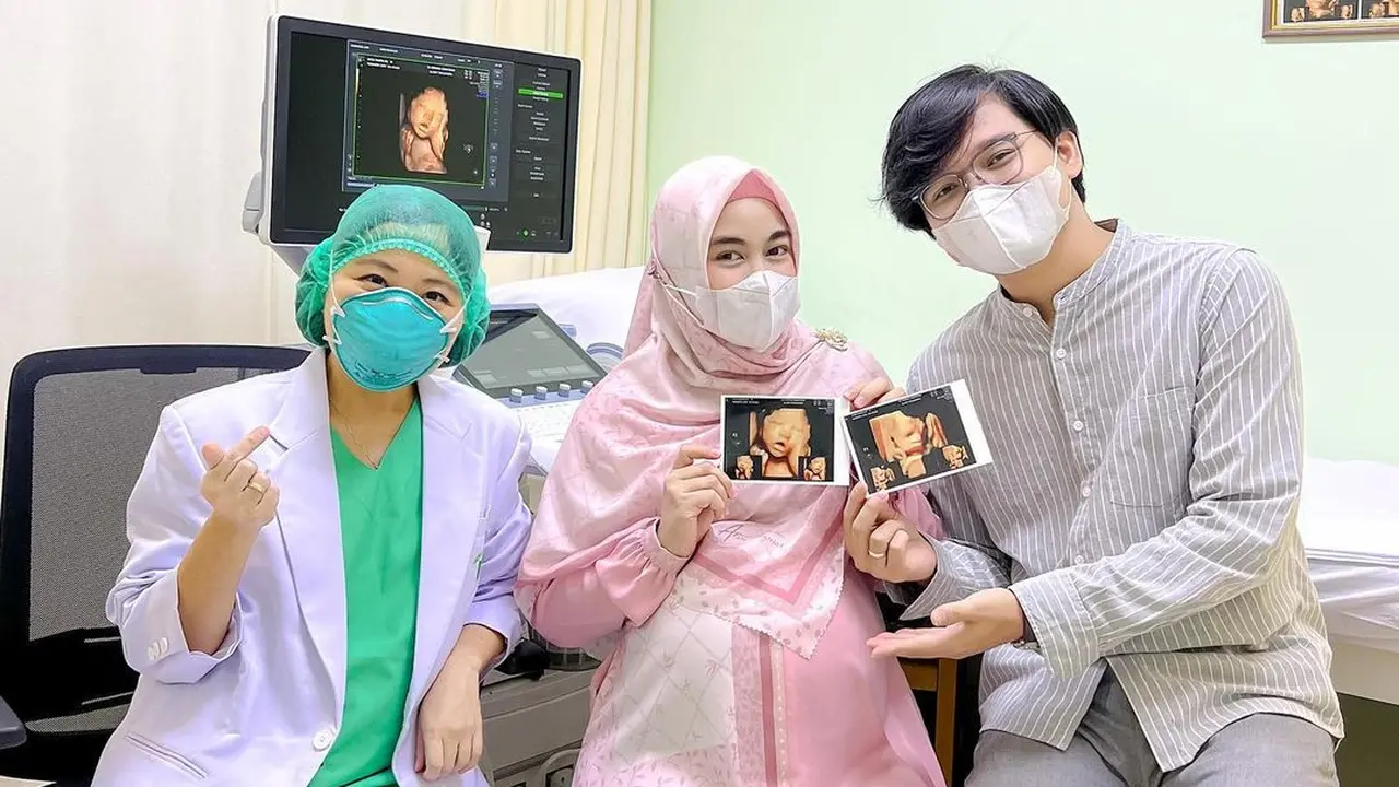 Anisa Rahma dan Anandito Dwi Sepdiawan, usai menjalani USG. Keduanya menunjukkan wajah calon anak kembar mereka, mirip siapa? (Foto: Instagram/@anisarahma_12)