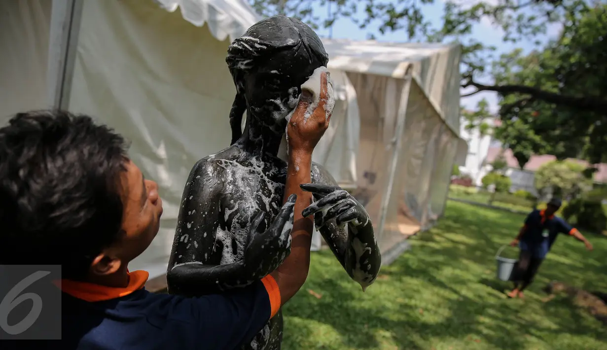 Pekerja membersihkan patung di lingkungan komplek Istana Kepresidenan, Jakarta, Senin (10/8/2015). Istana Kepresidenan mulai dipercantik untuk menyambut perayaan HUT Kemerdekaan RI ke-70. (Liputan6.com/Faizal Fanani)