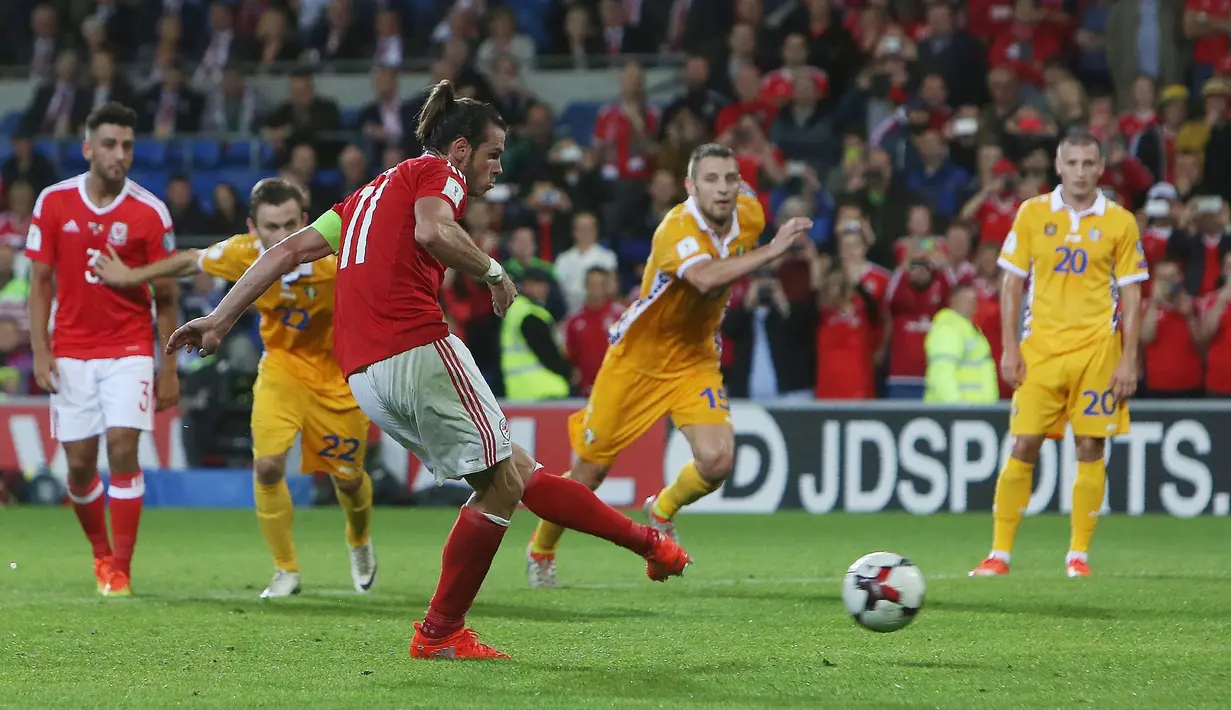 Aksi Gareth Bale saat mencetak gol kegawang Moldova pada laga kualifikasi Piala Dunia 2018 di Stadion Cardiff City Stadium, Cardif, Wales Selatan, (6/9/2016) dini hari WIB.  (AFP/Geoff Caddick)