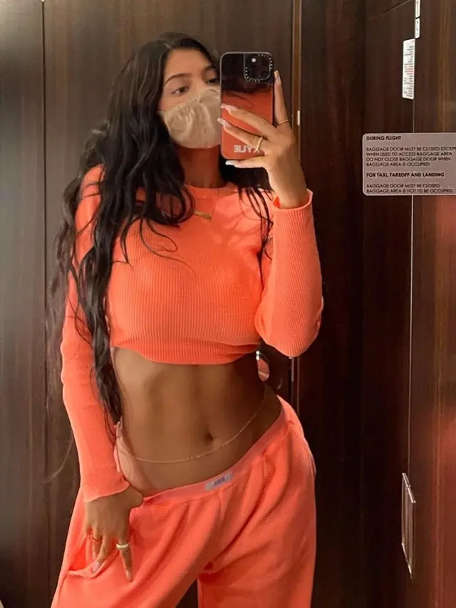 Kenakan Pakaian Crop Top, Kylie Janner Pamer Perut Rata di Kehamilan Keduanya/dok. Instagram SKIMS