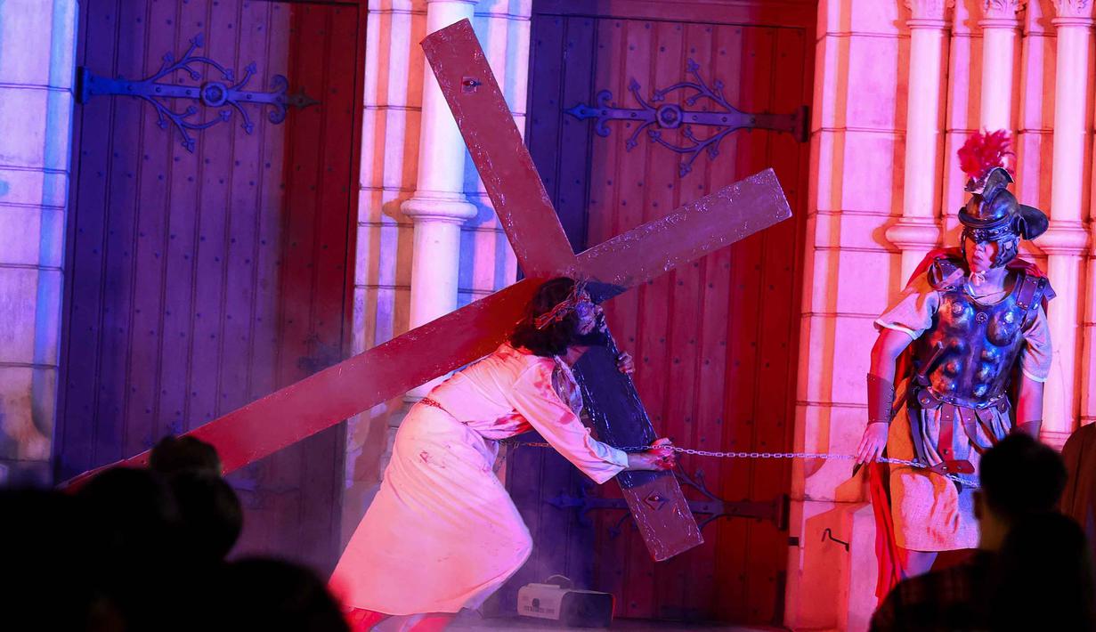 Momen ikonik tersebut seperti Yesus jatuh tiga kali, perjumpaan dengan Bunda Maria, hingga bantuan dari Simon dari Kirene dan Veronika. Tampak dalam foto, umat Katolik saat memperagakan drama visualisasi prosesi penyaliban Yesus saat peringatan Jumat Agung di Gereja Katedral, Jakarta, Jumat (3/4/2026). (Kapanlagi.com/Budy Santoso)