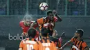 Pemain Persija Jakarta, Willian Pachecho melakukan sundulan melewati adangan para pemain Perseru Serui pada Liga 1 2017 di Stadion Patriot, Bekasi,(13/6/2017). Persija menang 3-0. (Bola.com/Nicklas Hanoatubun)