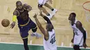 Aksi bintang Cleveland, LeBron James (23) mengumpan bola kepada rekannya saat melawan Celtics pada Gim kelima final NBA Wilayah Timur di TD Garden, Boston, (25/5/2017).  (AP/Charles Krupa)