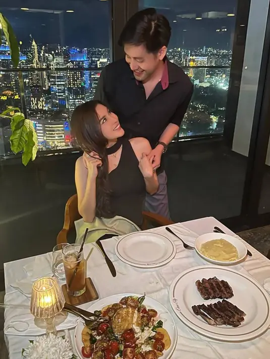Di tengah kabar keretakan rumah tangga para selebriti, Kevin yang selalu sibuk dengan band dan kegiatannya dalam bermusik, selalu tampil kompak bersama istrinya. Tidak jarang, Kevin pun kerap mengajak Vicy Melanie saat membuat konten bermain piano yang tidak sedikit membuat banyak netizen baper. (Liputan6.com/IG/@kevinaprilio)