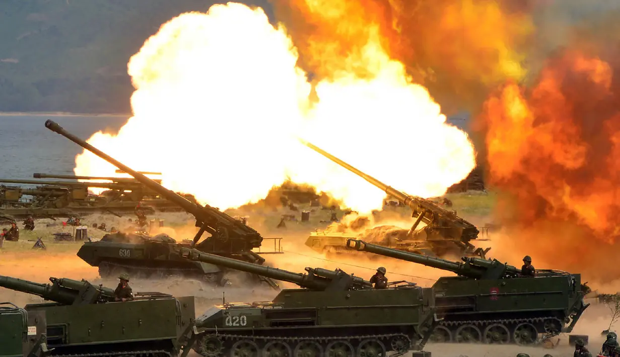 Deretan tank Korea Utara melepaskan tembakan saat latihan militer di Korea Utara, Rabu (26/4). Latihan ini dalam rangka untuk memperingati 85 tahun pembentukan Tentara Rakyat Korea (KPA). (AFP FOTO / KCNA / STR)