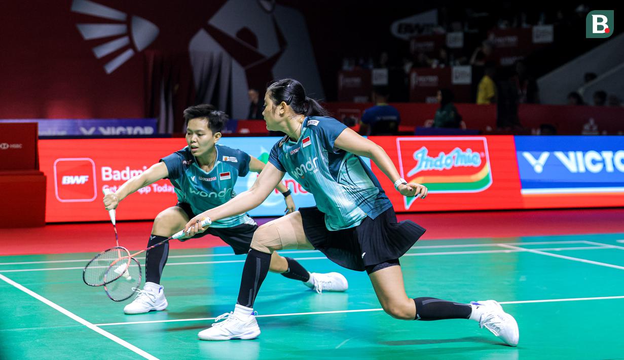Pebulu tangkis ganda putri Indonesia, Amallia Cahaya Pratiwi/Siti Fadia Silva Ramadhanti berusaha mengembalikan kok ke arah pasangan Korea Selatan, Baek Ha Na/Lee So Hee dalam laga 32 besar Indonesia Open 2026 di Istora, Kompleks Stadion Utama Gelora Bung Karno (SUGBK), Senayan, Jakarta, Rabu (03/06/2026). (Bola.com/Bagaskara Lazuardi)