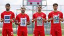 Timnas Iran juga menampilkan foto-foto anak-anak yang menjadi korban perang akibat serangan udara Amerika Serikat-Israel saat laga uji coba melawan Kosta Rika di Stadion Corendon Airlines Park pada Selasa 31 Maret 2025. (AP Photo/Riza Ozel)