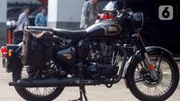 Tampilan Motor Royal Enfield milik mantan Gubernur Jawa Barat (Jabar) Ridwan Kamil yang disita penyidik Komisi Pemberantasan Korupsi (KPK) di Rumah Penyimpanan Benda Sitaan Negara (Rupbasan) pada Jumat (25/4/2025). (Liputan6.com/Herman Zakharia)