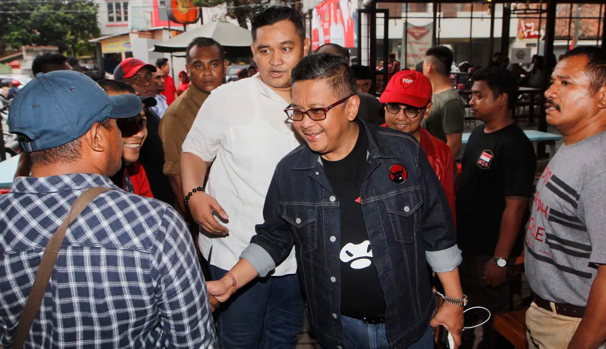 Sekretaris Tim Kampanye Nasional Jokowi-Ma'ruf Amin, Hasto Kristiyanto menghadiri acara ngobrol santai dengan pemilih milenial dan organisasi kepemudaan di Kota Tangerang, Banten, Jumat (21/12). (Liputan6.com/HO/Dodi)