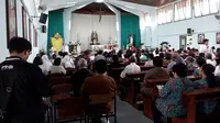 Warga mendoakan Uskup Agung Semarang Mgr Johanes Pujasumarta. (Liputan6.com/Fathi Mahmud)