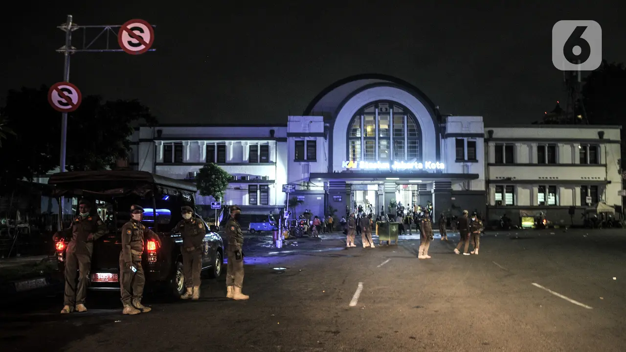 FOTO: Cegah Kerumunan, Satpol PP Tertibkan Pedagang di Kawasan Kota Tua