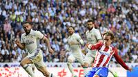 Penyerang Atletico Madrid, Antoine Griezmann (kanan) mencetak gol ke gawang Real Madrid, pada laga lanjutan La Liga 2016-2017, di Stadion Santiago Bernabeu, Sabtu (8/4/2017) malam WIB. (AFP/Pierre-Philippe Marcou)
