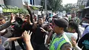 Mahasiswa yang tergabung dalam Gerakan Anak Bangsa terlibat kericuhan dengan petugas pengamanan DPP PKB, Jakarta, Rabu (16/3). Kericuhan terjadi karena petugas melarang mahasiswa berunjuk rasa di depan Kantor DPP PKB. (Liputan6.com/Immanuel Antonius)