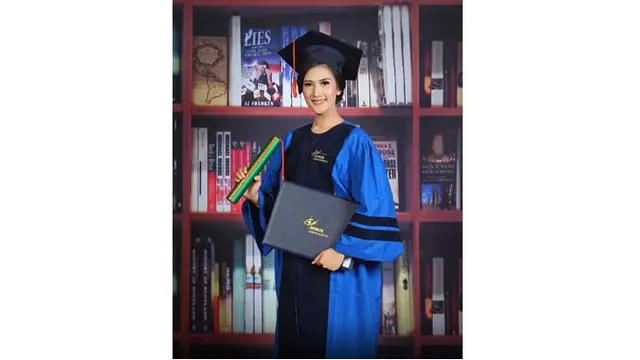 6 Potret Terbaru Amanda Nurani, Penjual Tahu Cantik Viral yang Kini Lulus S2