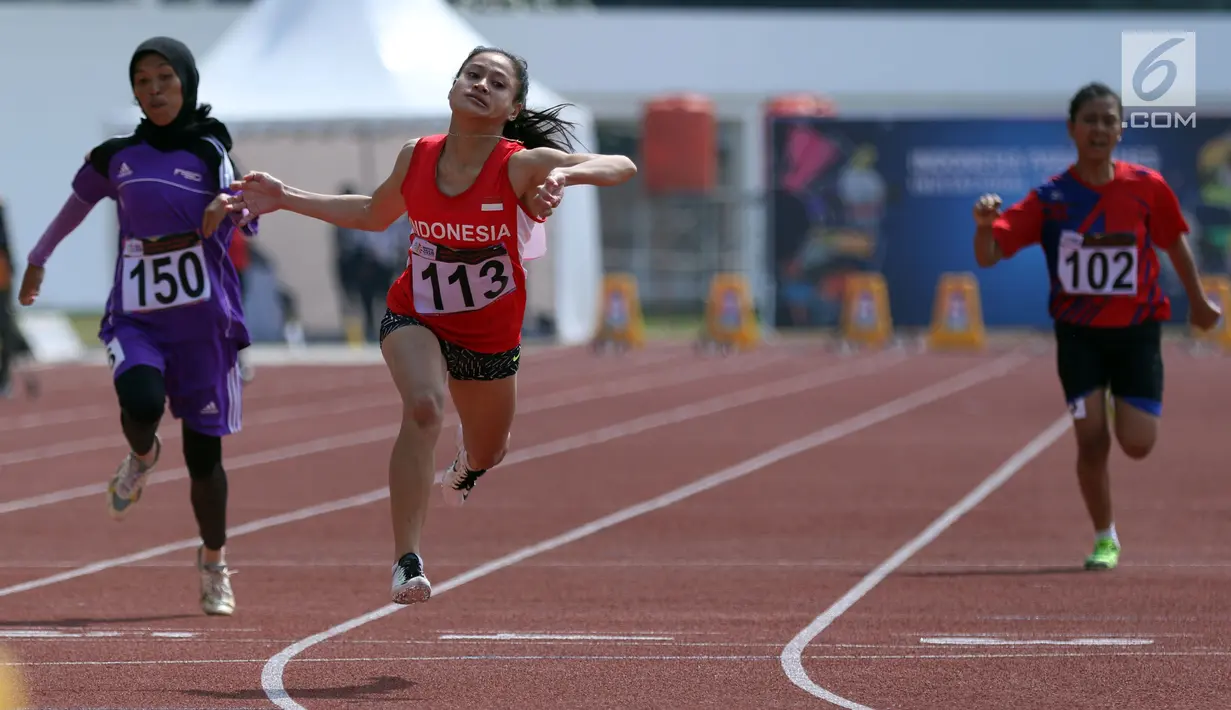 Pelari difable Indonesia, Nurhaida Insan (tengah) saat berlaga di kelas Womens 100m T36/37/38 Indonesia Para Games Invitational Tournament 2018 di Stadion Madya Senayan, Jakarta, Minggu (1/7). (Liputan6.com/Helmi Fithriansyah)