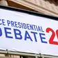 Persiapan untuk debat calon wakil presiden (cawapres) AS di luar Kingsbury Hall, Universitas Utah di Salt Lake City, Senin (5/10/2020). Debat cawapres petahana Mike Pence dan Senator California Kamala Harris akan digelar pada Rabu 7 Oktober. (AP Photo/Patrick Semansky)