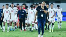 Pelatih Timnas Indonesia U-17, Nova Arianto tertunduk usai memimpin tim asuhannya bertanding melawan China dalam laga uji coba di Indomilk Arena, Tangerang, Banten, Minggu (8/2/2026). Timnas Indonesia U-17 harus menelan kekalahan telak saat menghadapi China dalam laga uji coba. (Bola.com/M Iqbal Ichsan)