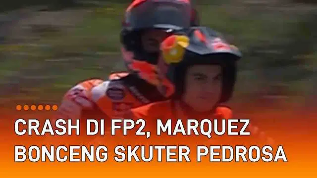 Momen unik terekam kamera saat latihan bebas ke-2 MotoGP Spanyol (29/4/2022). Marc Marquez membonceng motor skuter tim KTM yang dikendarai Dani Pedrosa untuk menuju ke pit. Momen itu terjadi usai MM93 crash kedua kalinya karena terpeleset di tikungan...