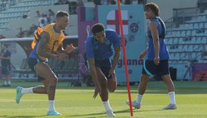 Pemain Inggris, Jude Bellingham (tengah) dan Ben White saat sesi latihan Timnas Inggris untuk Piala Dunia 2022 yang berlangsung di Al Wakrah Sports Complex, Qatar, Kamis (24/11/2022). (Bola.com/Ade Yusuf Satria)