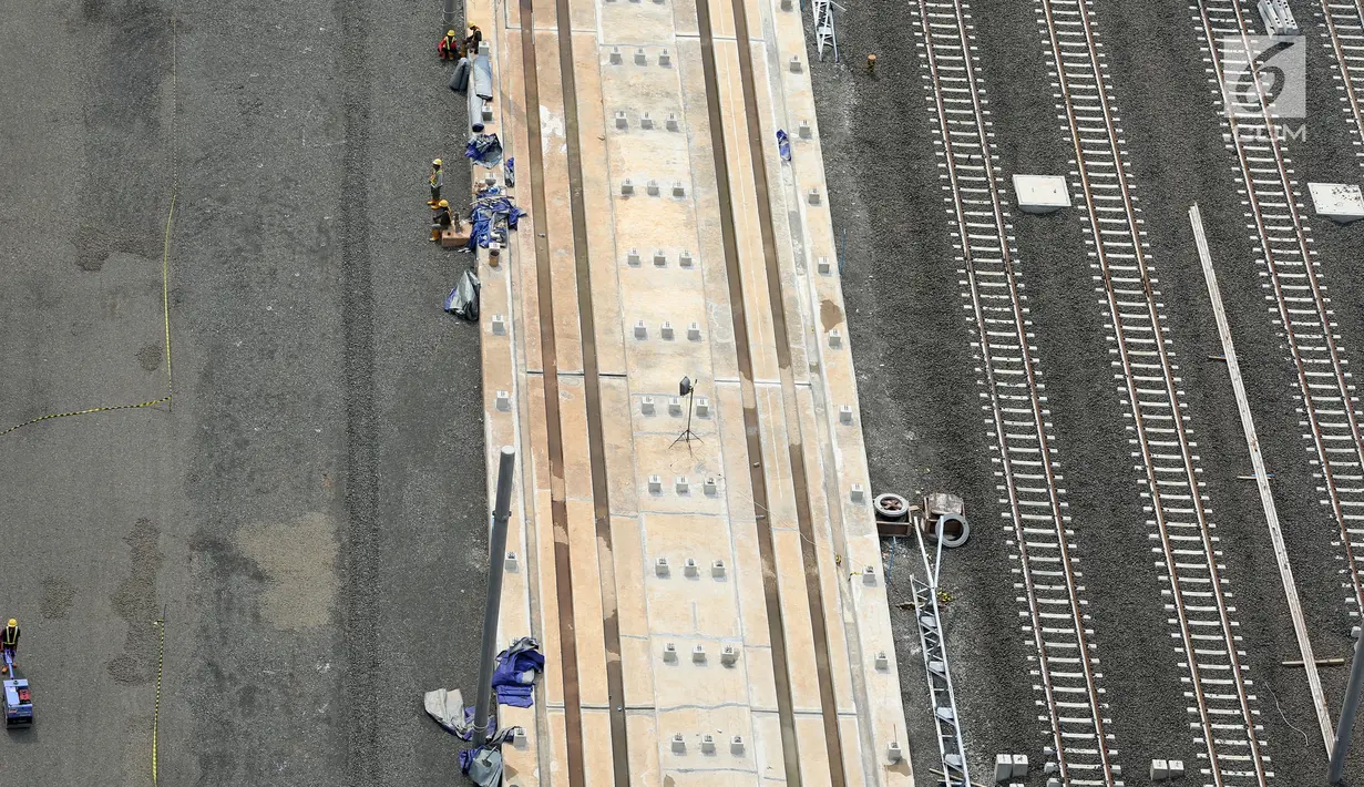 Pekerja menyelesaikan proyek pembangunan depo Mass Rapid Transit (MRT) di Lebak Bulus, Jakarta, Selasa (14/11). Pembangunan depo MRT kini sudah mencapai 75 %. (Liputan6.com/JohanTallo)