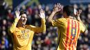 Luis Suarez (kanan)  merayakan gol bersama Lionel Messi pada lanjutan La Liga Spanyol pekan ke-22 di Stadion Ciutat de Valencia, Valencia, Minggu (7/2/2016).  (AFP/Jose Jordan)