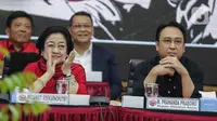 Ketua Umum PDIP Megawati Soekarnoputri (kiri) bertepuk tangan saat menghadiri pengumuman nama calon kepala daerah dan calon wakil kepala daerah di DPP PDIP, Jakarta, Rabu (19/2/2020). Pengumuman 48 nama calon yang akan maju Pilkada 2020 ini masuk dalam gelombang pertama. (Liputan6.com/Faizal Fanani)