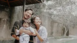 Melalui akun Instagramnya, Tarra Budiman dan Gya Sadiqah terlihat selalu mengajak Kalea liburan. Sebelum ke Bali, Tarra dan Gya terlihat pernah membawa Kalea berlibur ke negeri Sakura. (Liputan6.com/IG/@gyaps)
