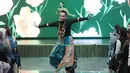 Sejumlah model memperagakan tarian saat peluncuran tema HEAL (Humanity, Earth, and Life) untuk Jember Fashion Carnaval 2026 di Jakarta. Karnaval yang akan berlangsung pada 24–26 Juli 2026 di Jember, Jawa Timur, mengusung pesan harmoni antara manusia, bumi, dan kehidupan melalui karya seni, budaya, serta kreativitas yang mengedepankan nilai keberlanjutan. (KLY/Budy santoso)
