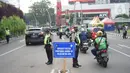 Petugas gabungan menggelar Operasi Yustisi Protokol Covid-19 di kawasan Tugu Tani, Jakarta, Senin (14/9/2020). Operasi tersebut digelar sebagai langkah untuk menekan penyebaran Covid-19 di masa PSBB Jakarta. (Liputa6.com/Immanuel Antonius)
