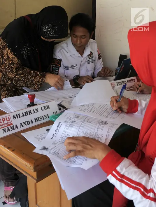 Petugas PPS Kelurahan Menteng mengecek Daftar Pemilih Tetap (DPT) di Kelurahan Menteng, Jakarta, Rabu (17/10). Enam bulan sebelum Pemilu 2019, KPU DKI Jakarta menyelenggarakan Gerakan Pengecekan DPT Serentak. (Merdeka.com/Imam Buhori)