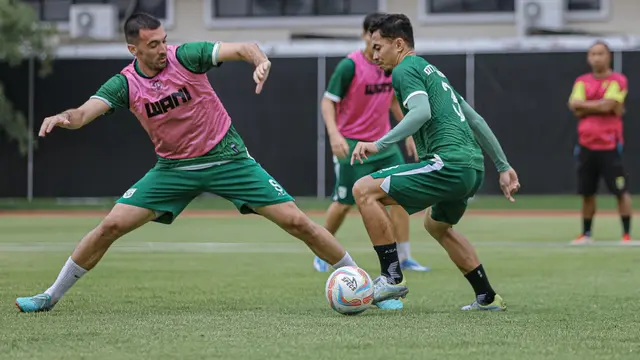 Dusan Stevanovic sudah bergabung latihan bersama Reva Adi dkk seusai pulih dari cedera. (Foro: persebaya.id)