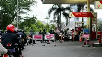 Akibat kelangkaan premium, antrean kendaraan pun memanjang di beberapa SPBU, Jakarta, Senin (25/8/14). (Liputan6.com/Andrian M Tunay)