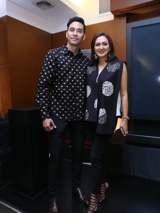 Donna Agnesia dan Darius Sinatrhya