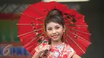 Seorang peserta mengenakan busana cheongsam saat mengikuti fashion show di SD Warga, Solo, Jawa Tengah, Jumat (5/2/2016). Fashion show bernuansa tionghoa diselenggarakan untuk menyambut Tahun Baru Imlek. (Foto: Boy Harjanto)