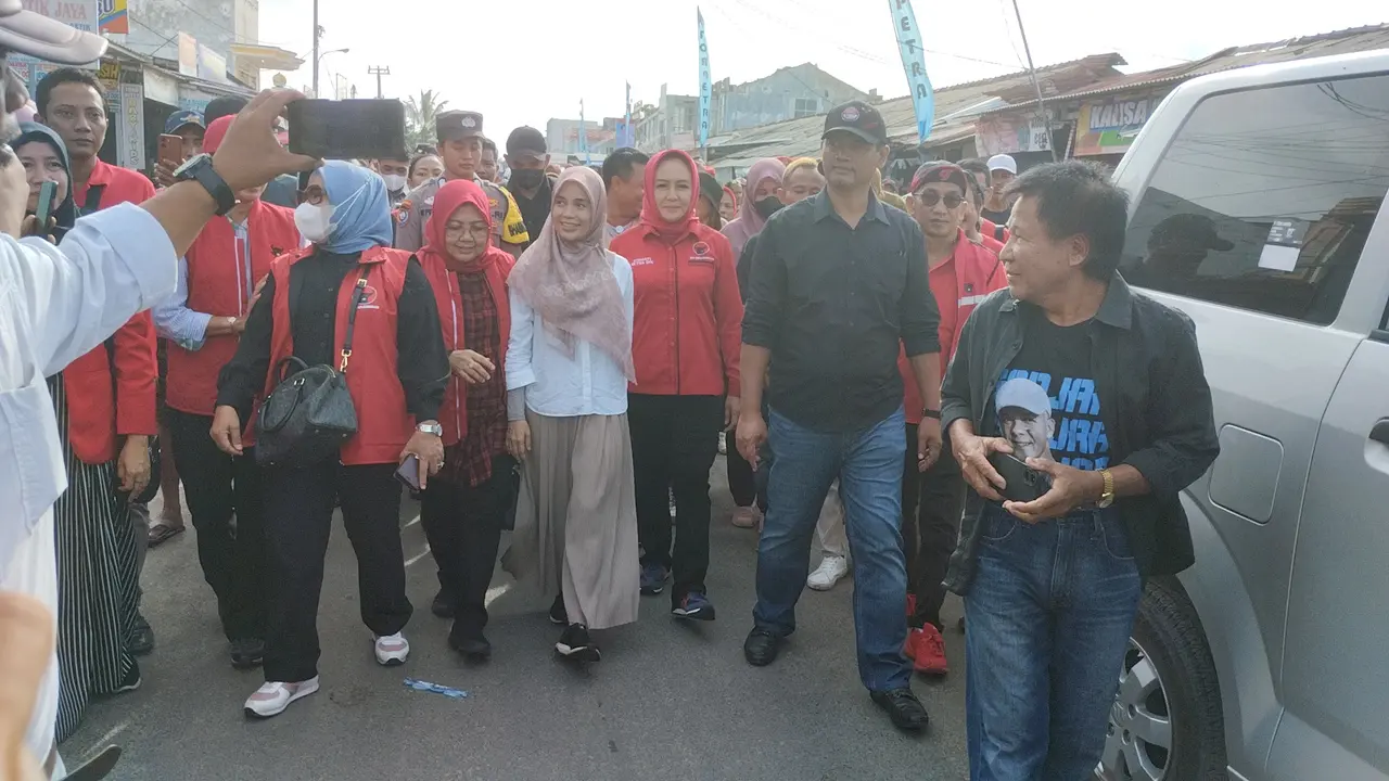 Istri Calon Presiden (Capres) nomor urut 3 Ganjar Pranowo, Siti Atikoh blusukan di Pasar Modern Unit Dua, Banjar Agung, Lampung, Kamis (11/1/2024).