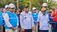 Menteri ESDM Bahlil Lahadalia saat berkunjung keDusun Sungai Putih, Desa Bandar Jaya. Foto: Kementerian ESDM